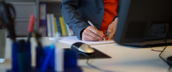 Une collaboratrice qui écrit Une collaboratrice qui écrit